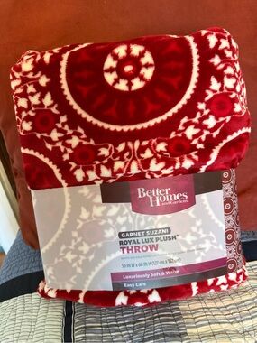 Better Homes And Gardens Soft Plush Throw in Light Pink and White